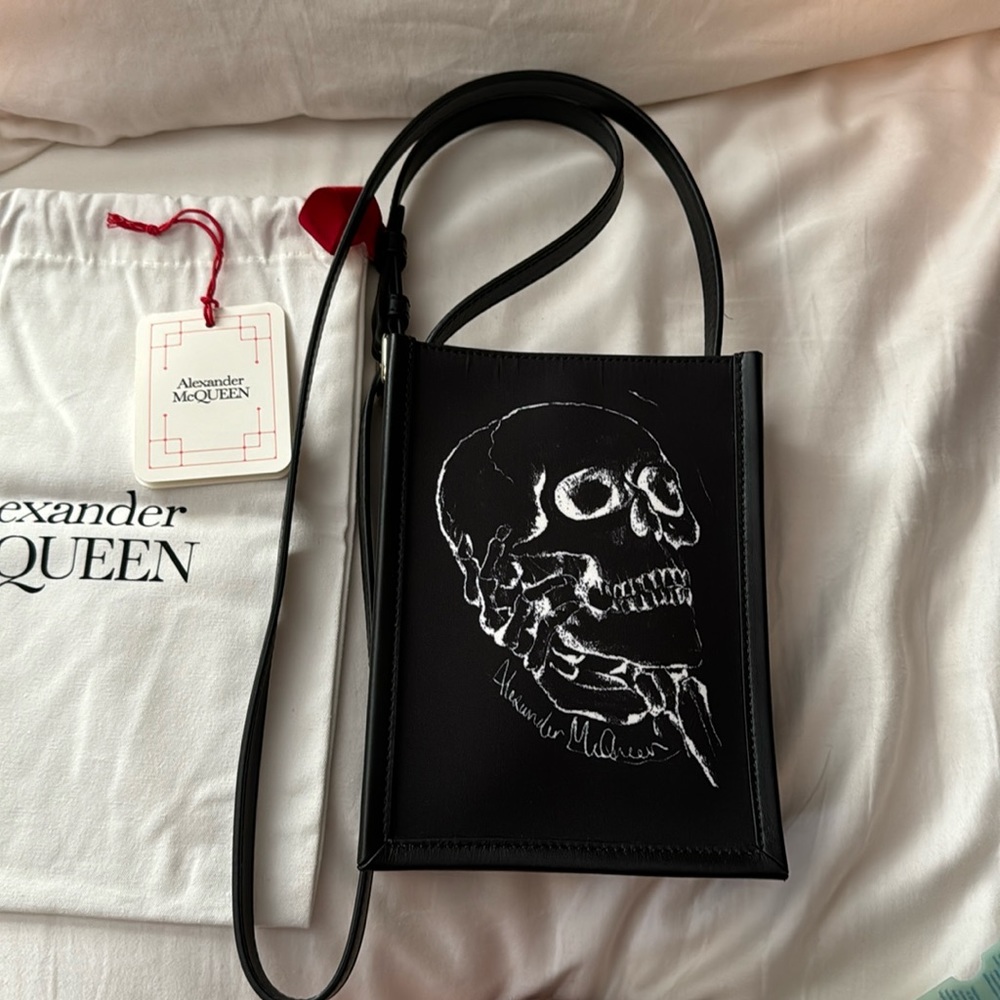 NWT Alexander McQueen skull in hand crossbody